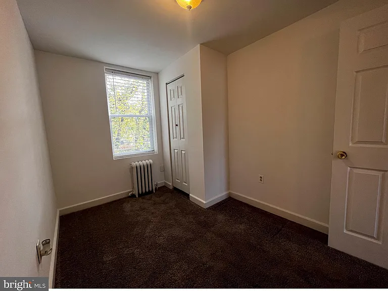 248 E Queen Ln — Photo 22