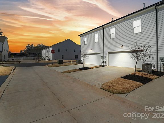 3rd image of 722 Herlong Ave