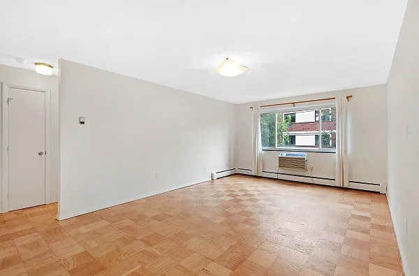 3 bed, 980 sqft, $4,200 — Photo 3