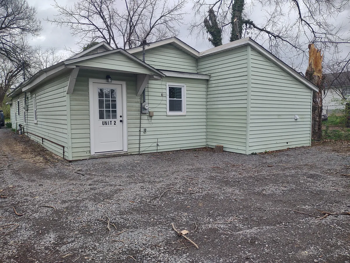 Photo 1 of 13 - 143 Morrison St #2 - Gallatin, TN Primary Photo - 143 Morrison St #2