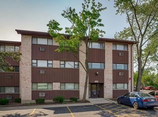 4424 Arbor Cir APT 4, Downers Grove, IL 60515