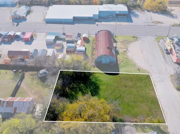 225 Patterson St, Bowie, TX 76230