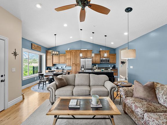 4th image of 1445 E Chateau Ridge Way