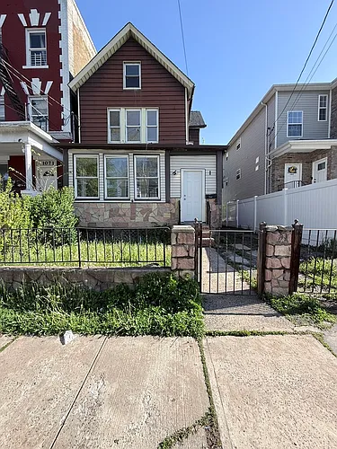 1069 Mary St Photo 1