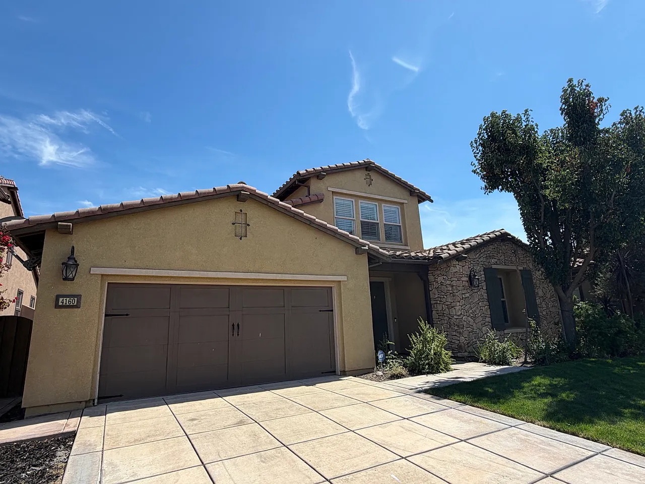 3 bed, 2.5 bath, 2732 sqft, $3,300 — Photo 2