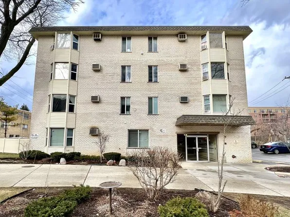 8232 Niles Center Rd APT 207, Skokie, IL 60077
