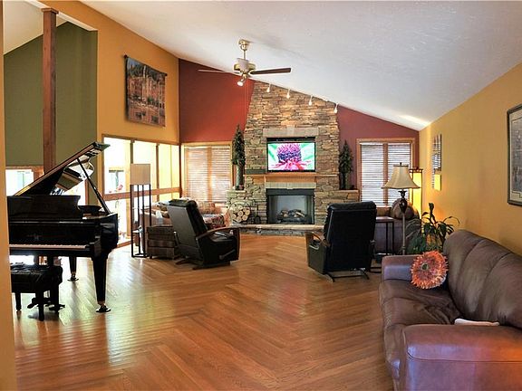 5th image of 686 Rockwood Dr