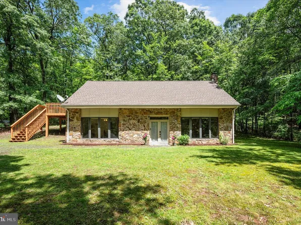 734 Log Cabin Ln, Berkeley Springs, WV 25411