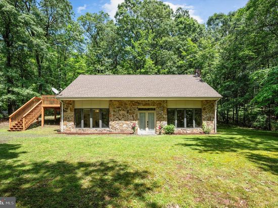 734 Log Cabin Ln, Berkeley Springs, WV 25411