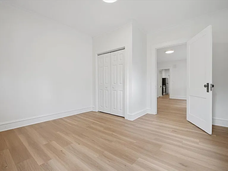 312 E Locust St #4 — Photo 6