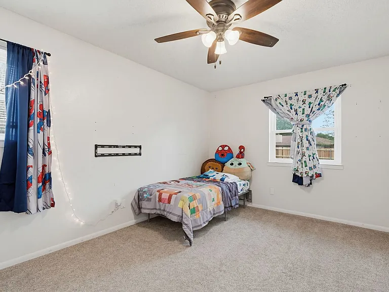 902 Lynn Ln — Photo 13