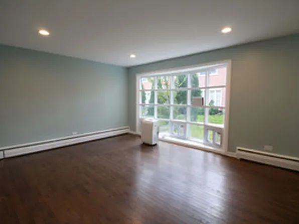 8829 Robin Dr APT B, Des Plaines, IL 60016