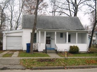 521 E 2nd St, Flora, IL 62839