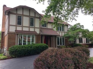 14076 Ladue Rd, Chesterfield, MO 63017