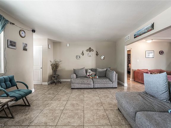 5th image of 601 Mayfield St