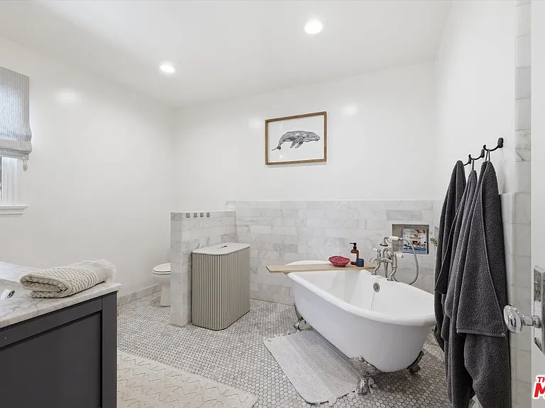 3240 Tilden Ave — Photo 40