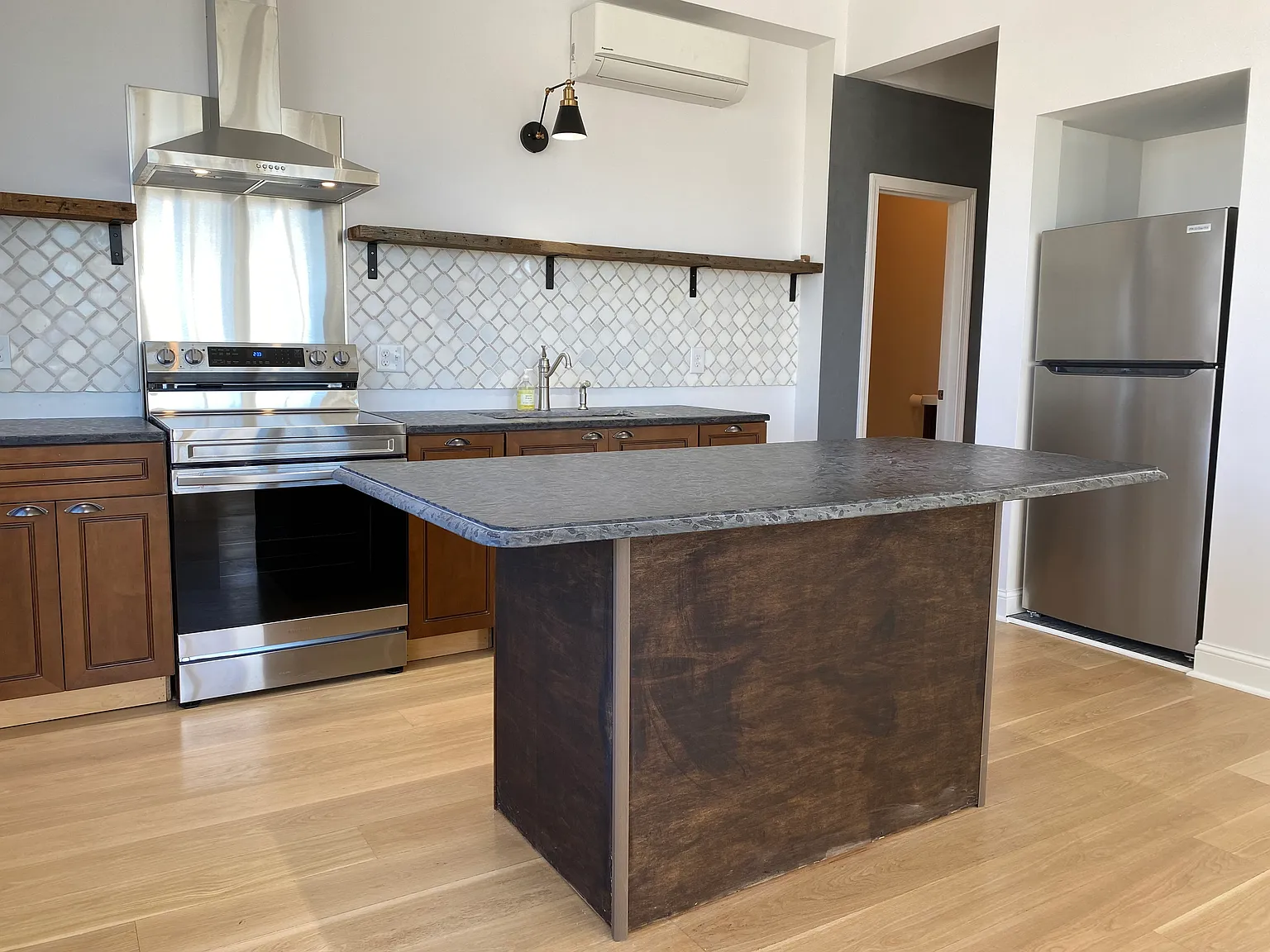 1 bed, 700 sqft, $2,400 — Photo 2
