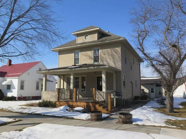 818 E Main St, Decorah, IA 52101