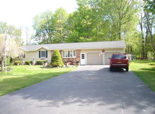 5 Hickory Dr, Pennellville, NY 13132