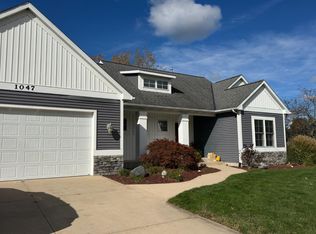 1047 E Bluff Ct, Zeeland, MI 49464