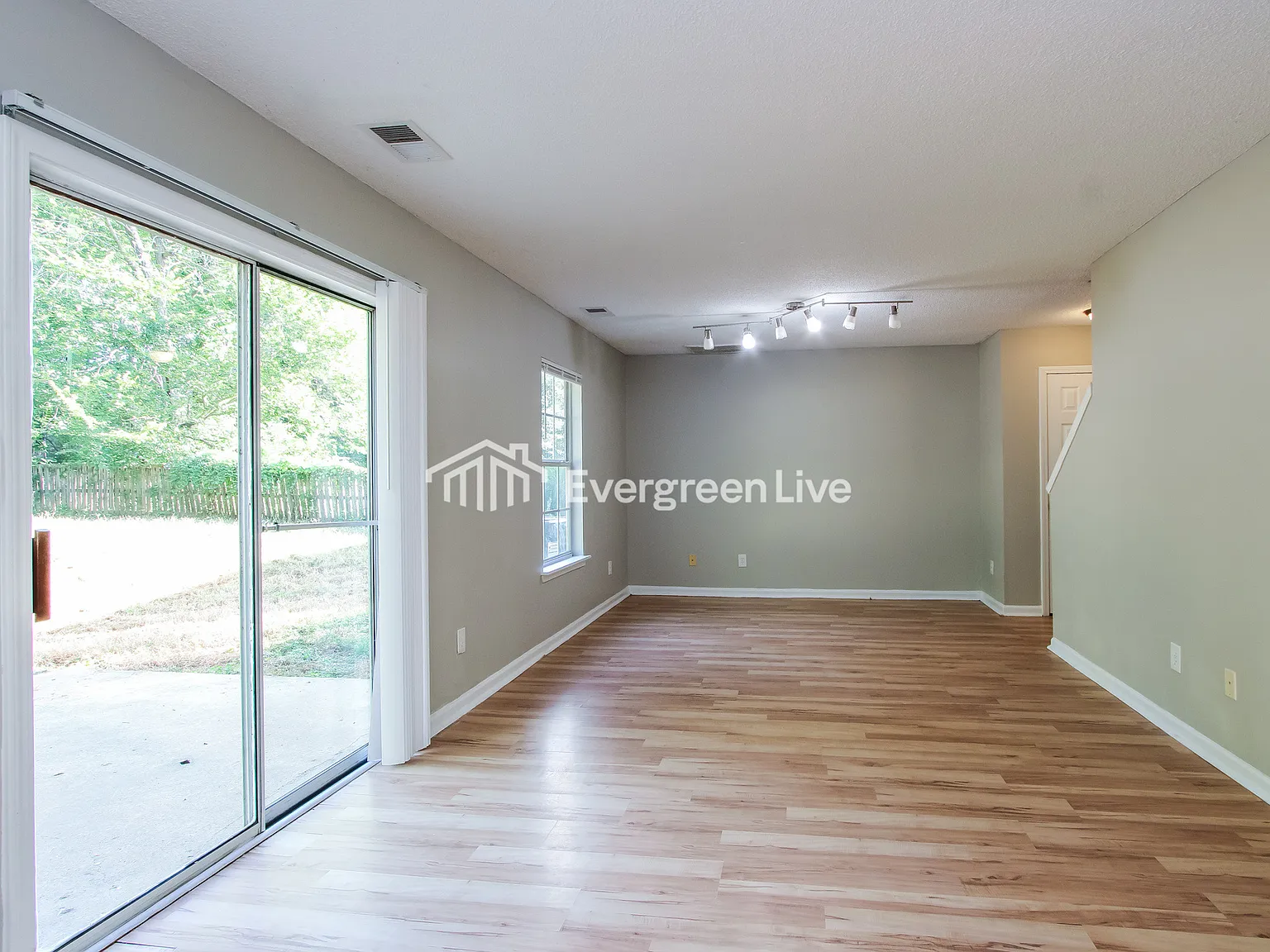 4 bed, 2.0 bath, 1838 sqft, $2,095 — Photo 3