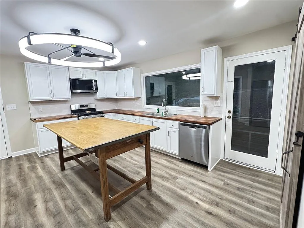 3 bed, 2.0 bath, 1951 sqft, $2,300 — Photo 4