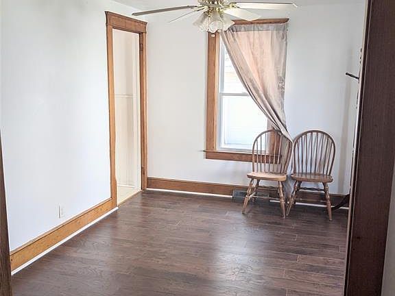 5th image of 710 Elm St