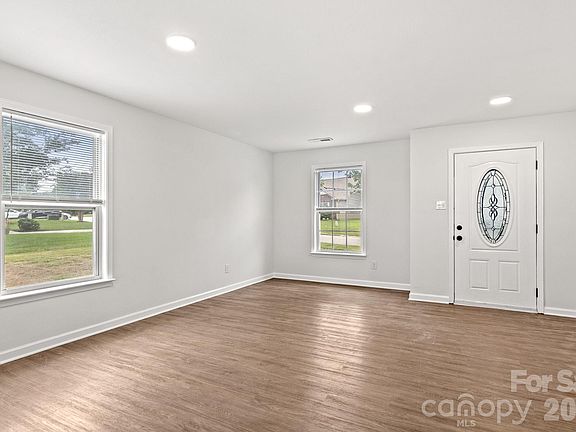 5th image of 426 Brookhollow Dr