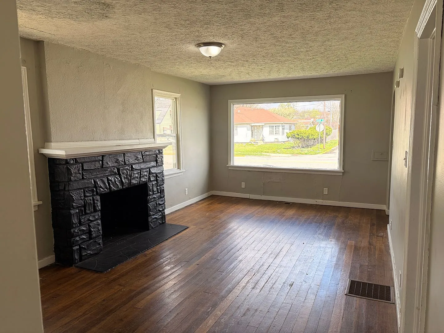2 bed 1 bath house with basement — Photo 2