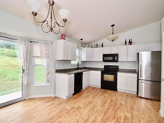 4th image of 814 Hawks Circle Dr
