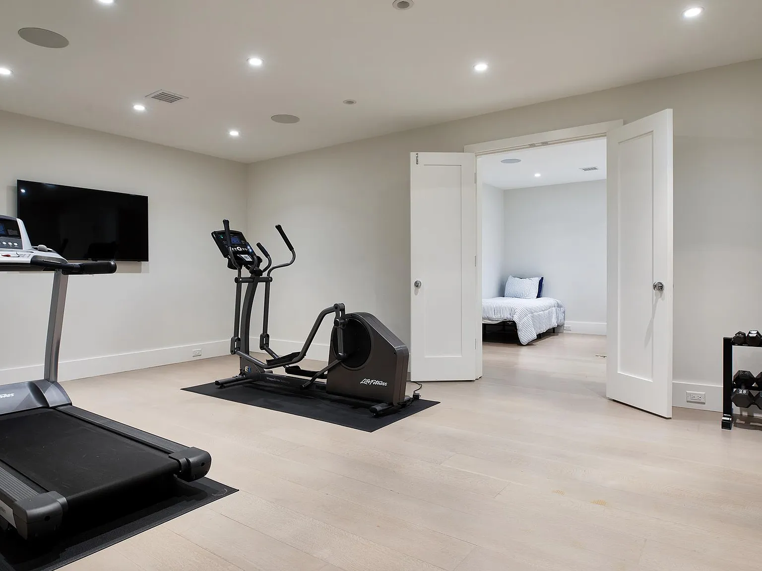 5 bed, 6.5 bath, 5455 sqft — Photo 3