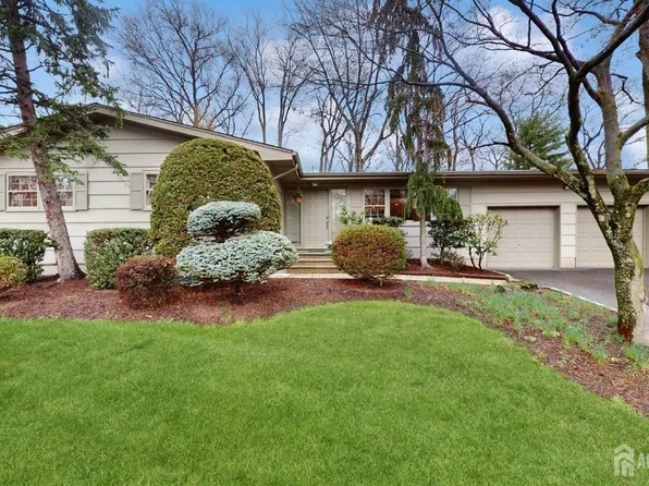 4 Whitewood Rd, Edison, NJ 08820