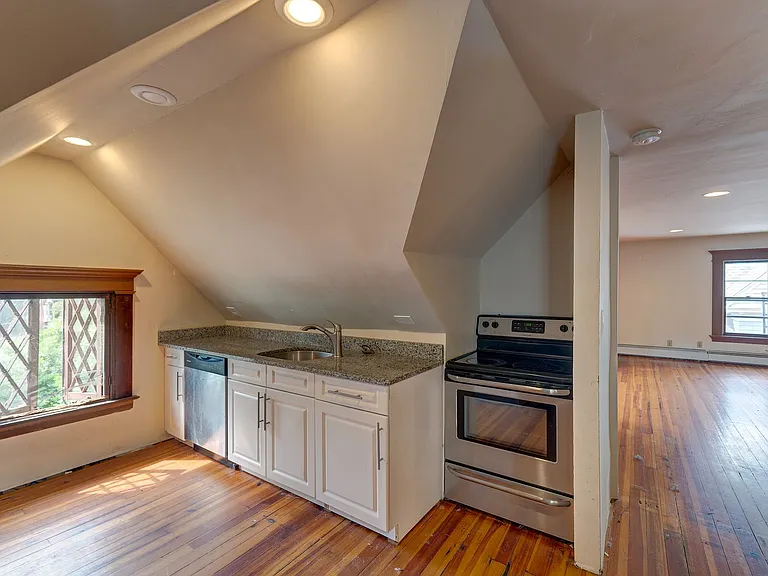 553 Whitney Ave — Photo 2