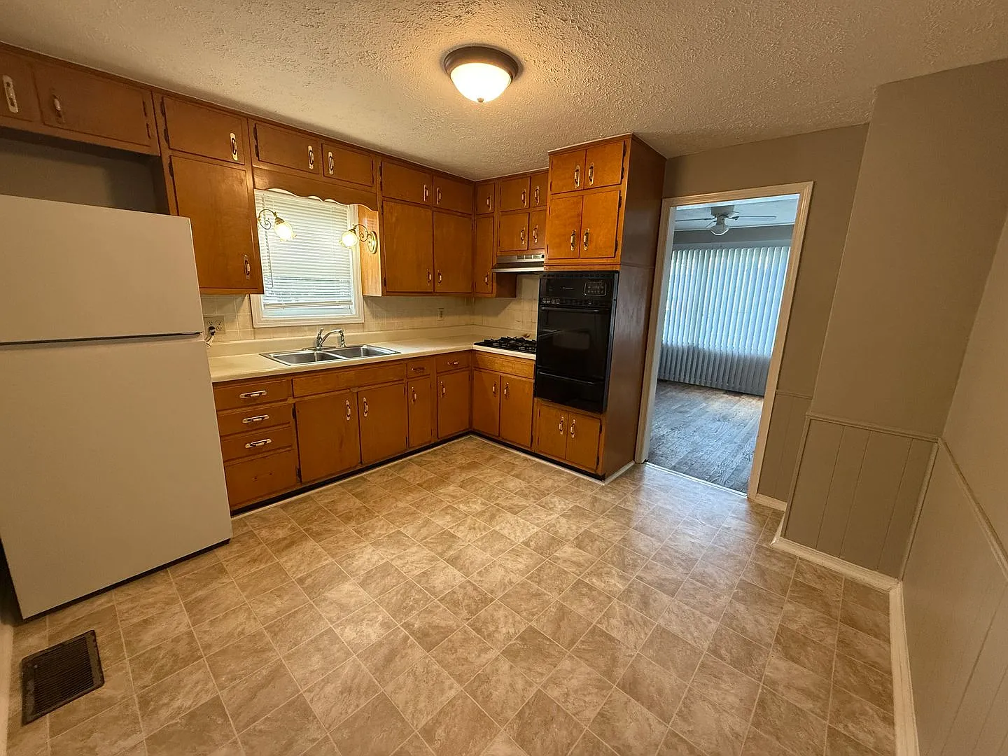 3 Bed 1 Bath Remodeled* Home! — Photo 4
