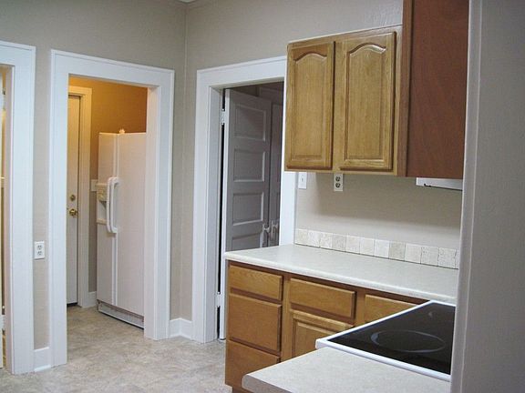 4th image of 823 Eklund Ave