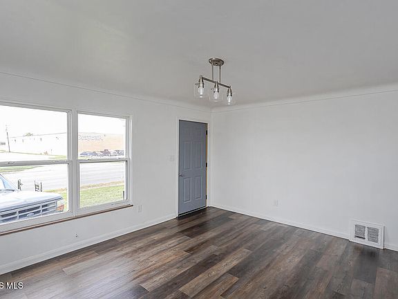 5th image of 1318 E Manhattan Blvd