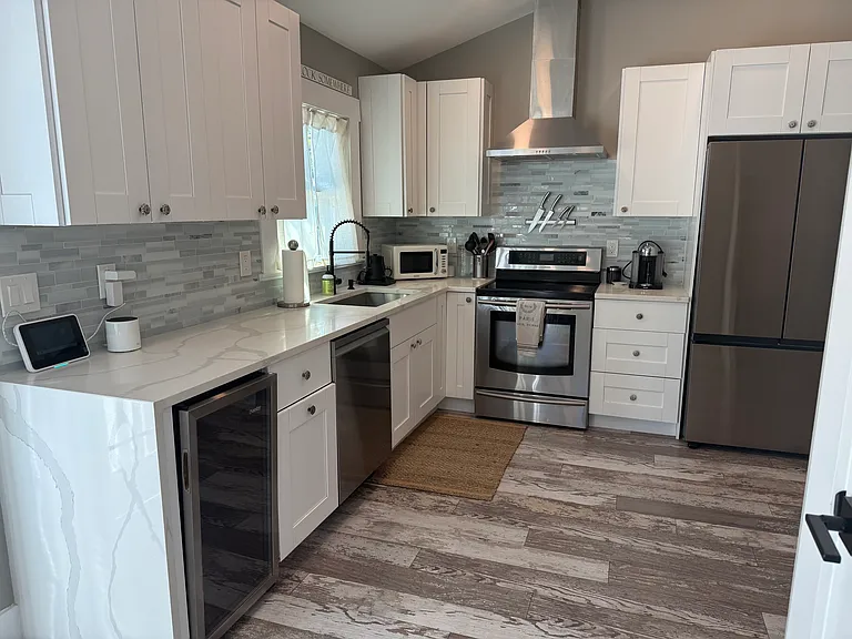 721 Bay St — Photo 5