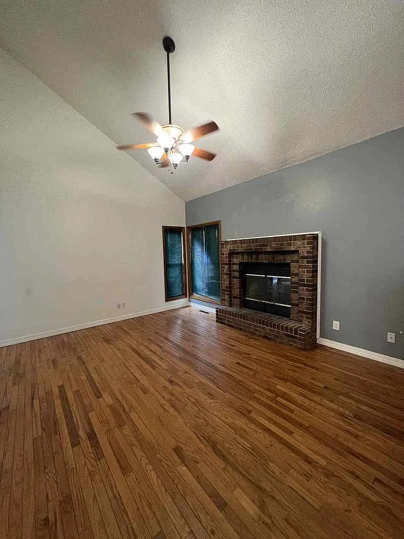 Coming Soon: Fall In Love With This Beautiful 3 Bedroom/ 2 Bathroom House With Fenced In Yard, St... — Photo 4