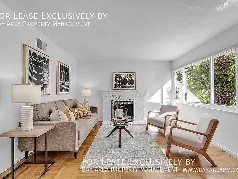 1210 Sleepy Hollow Ln — Photo 2
