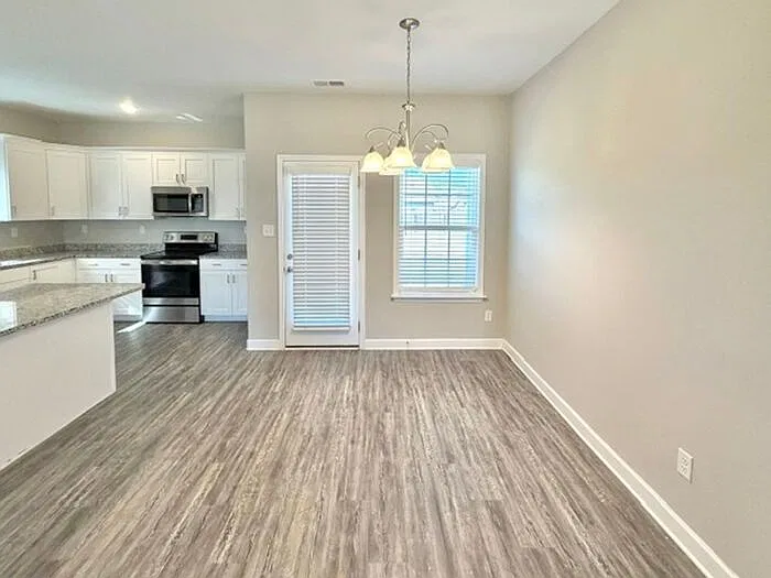 4 bed, 2.5 bath, 1964 sqft, $2,160 — Photo 4