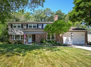 1576 Surrey Dr, Wheaton, IL 60189