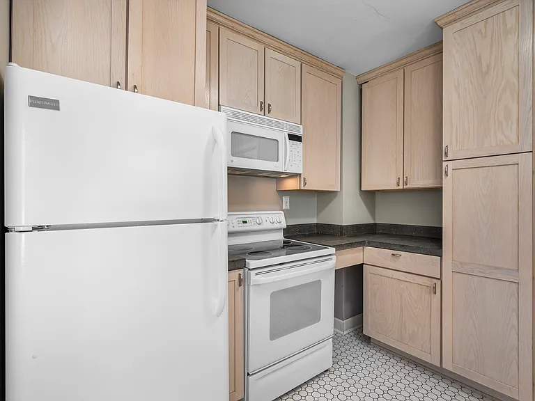 2210 University Ave — Photo 8