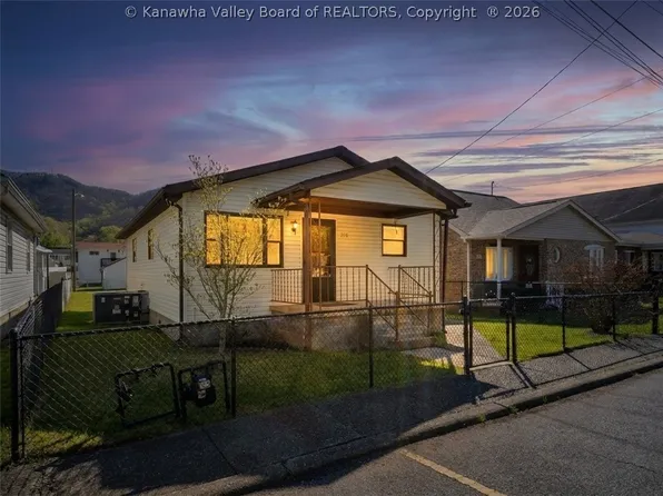208 5th Ave, Glasgow, WV 25086