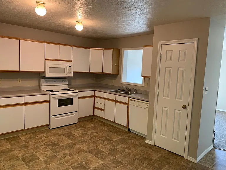 1383 West Allen Street — Photo 8