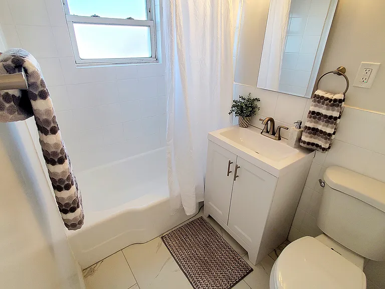 130 Roycroft — Photo 14