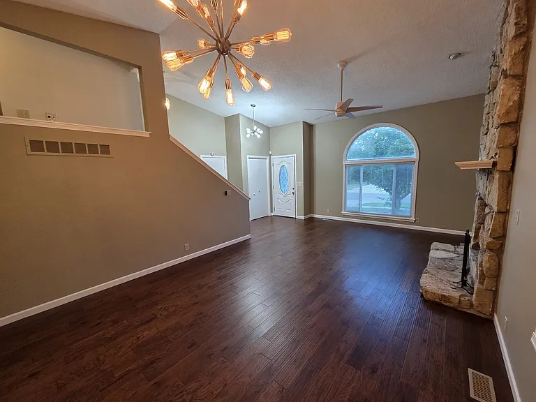 4133 N Auburn St — Photo 3