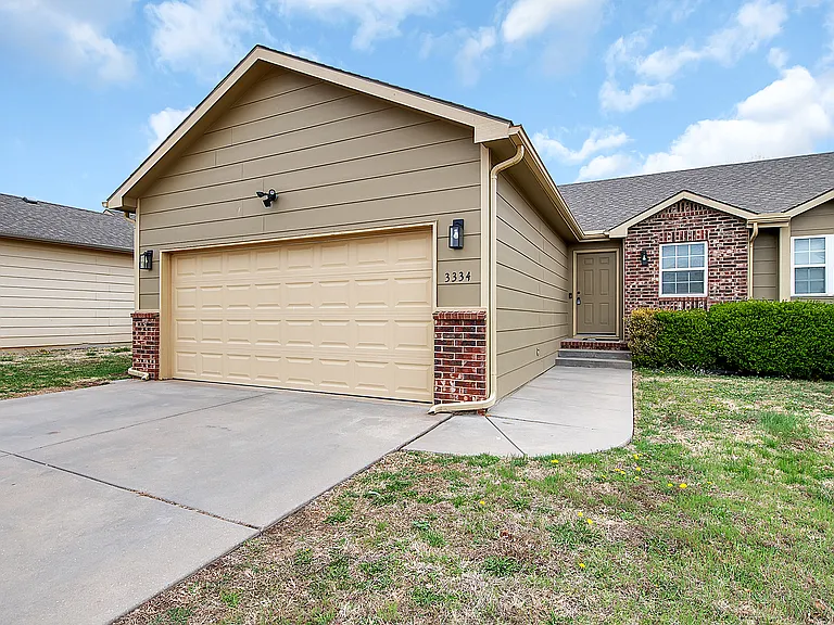 3332 N Governeour Cir — Photo 1
