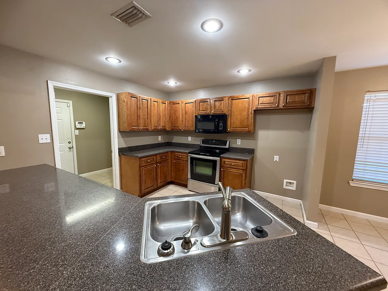 Available Mid-Dec - 3 Bedroom In Silverhill — Photo 4