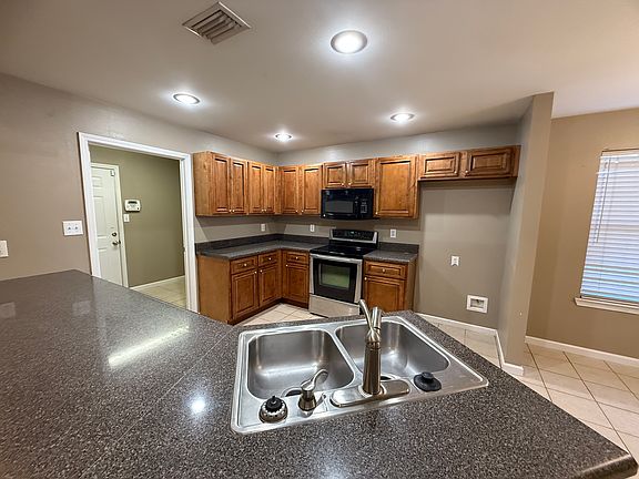 4th image of 14611 Silver Oaks Loop