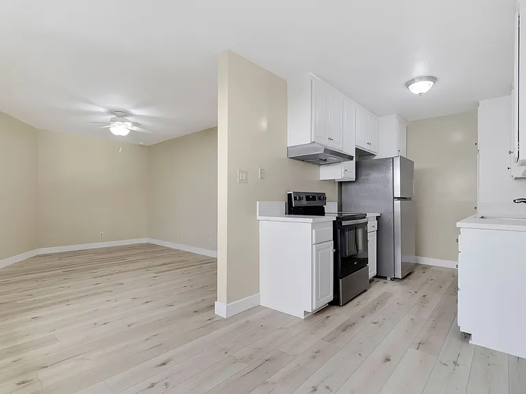 1690 E Hillcrest Dr — Photo 3
